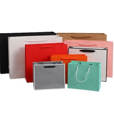 Bolso de papel negro para regalo personalizado