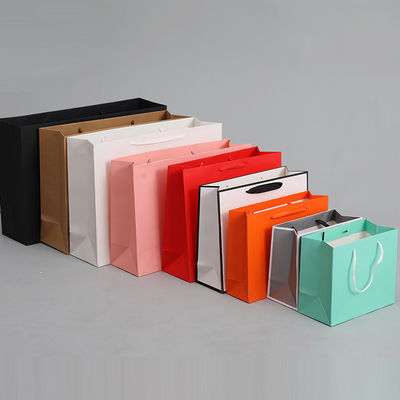 Bolso de papel negro para regalo personalizado