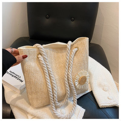 2022 Bolsos sencillos Bolsas de paja Bolsa de playa Moda Bufanda de seda Bolsas de hombro para mujeres con materiales