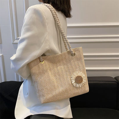 2022 Bolsos sencillos Bolsas de paja Bolsa de playa Moda Bufanda de seda Bolsas de hombro para mujeres con materiales