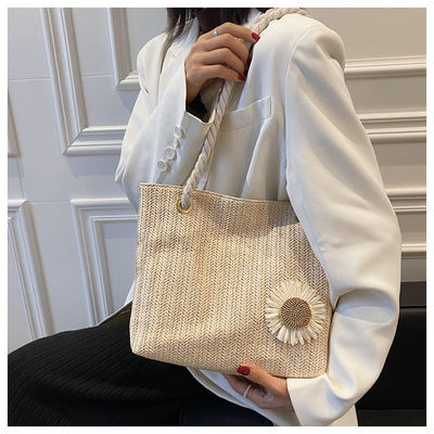 2022 Bolsos sencillos Bolsas de paja Bolsa de playa Moda Bufanda de seda Bolsas de hombro para mujeres con materiales