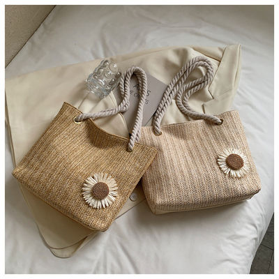 2022 Bolsos sencillos Bolsas de paja Bolsa de playa Moda Bufanda de seda Bolsas de hombro para mujeres con materiales