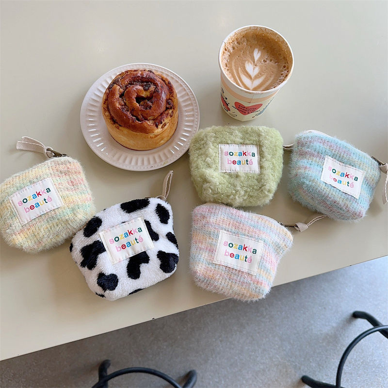 Bolso cosmético mini de peluche de color personalizado para todas las estaciones para mujeres portátil y compacto