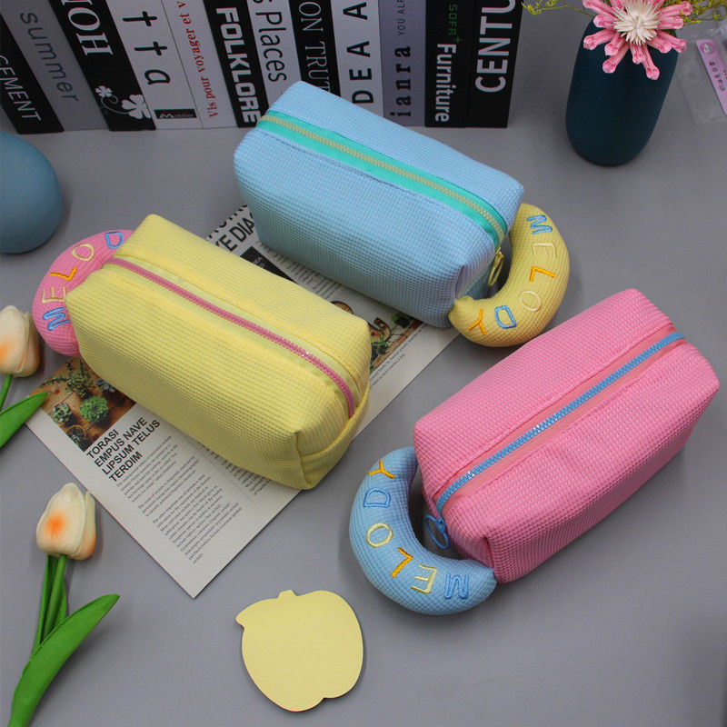 Bolso de maquillaje OEM/ODM aceptable Bolso portátil de toallas de dibujos animados Bolso cosmético de gofres para niñas