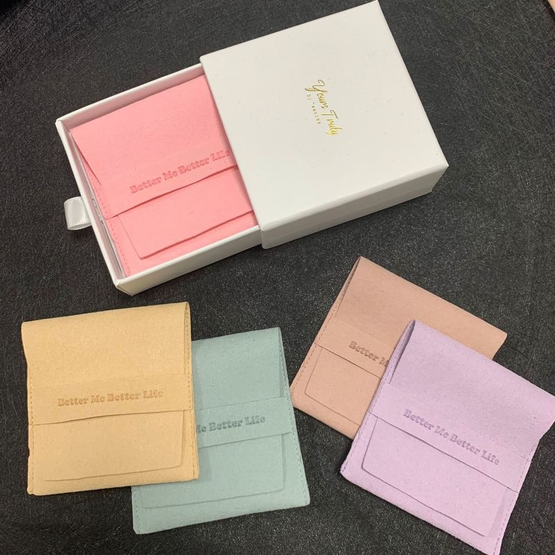 Logotipo personalizado Bolsa de embalaje de joyas de microfibra blanda Opción de color y logotipo personalizado