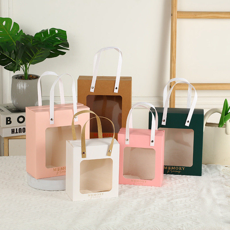 Bolsa de papel de mano Kraft impresa a medida para el embalaje minorista Ropa zapatos Regalos de piel