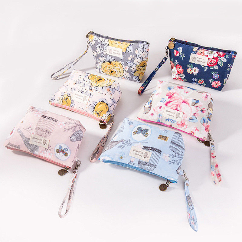 Bolsa de maquillaje floral para organizar artículos de belleza esenciales